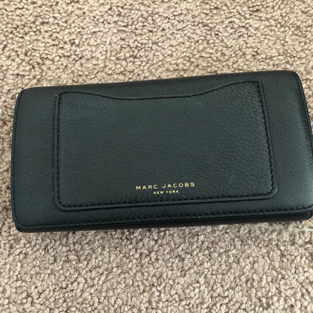 Super cute and chic wallet. Great condition